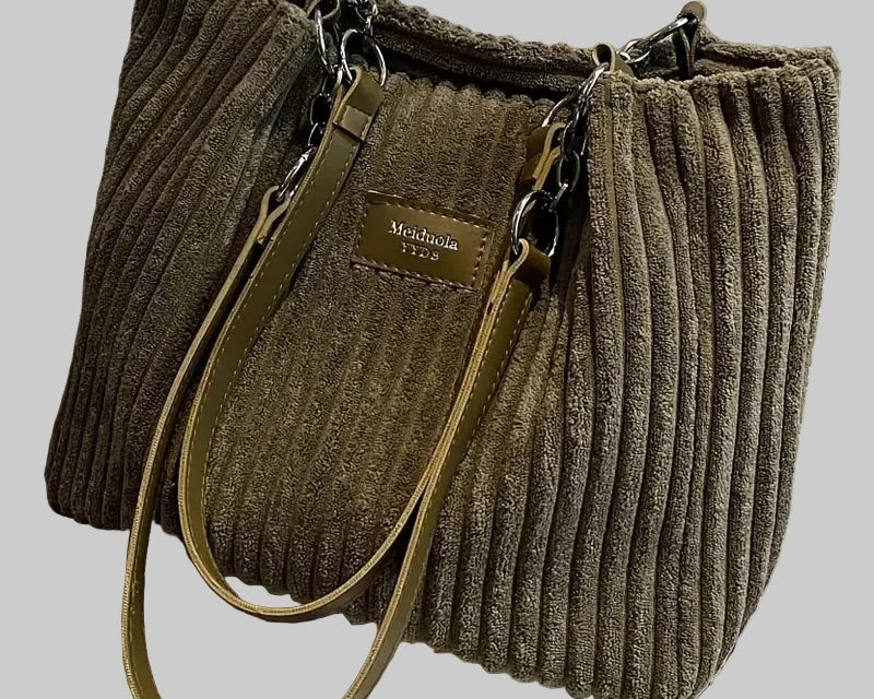 Amalia – baršunasta lančana torba za stil i udobnost svaki dan