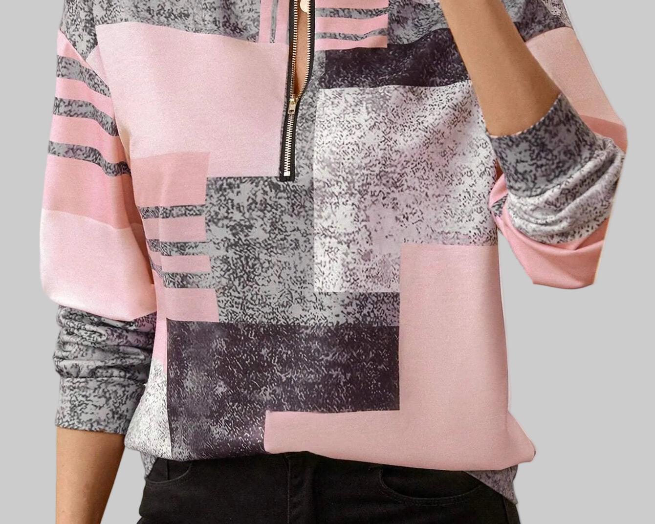 Alenka – moderna grafička majica s elegantnim zaokretom