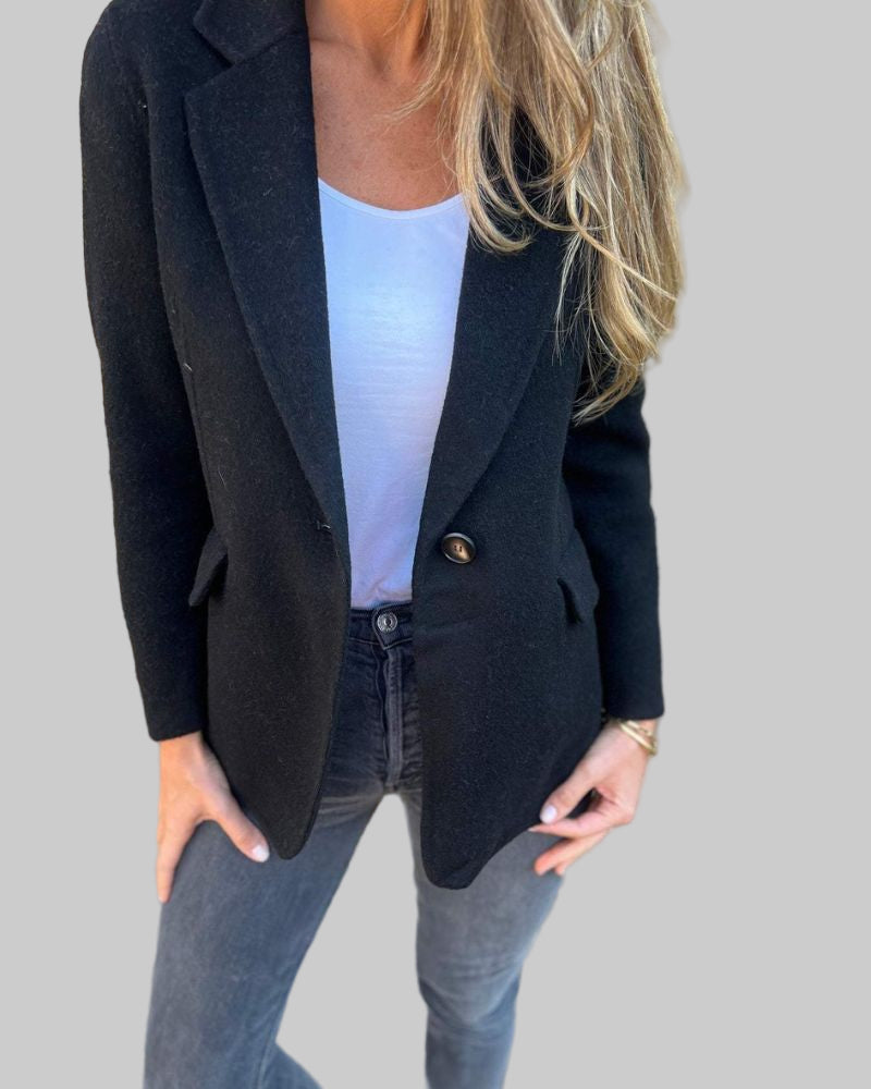 Aleksandra – blazer koji ističe vašu prirodnu ljepotu i donosi toplinu sa stilom