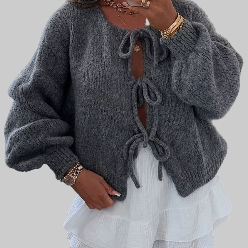 Amali – pletena jakna s mašnama za ženstveni, moderni izgled