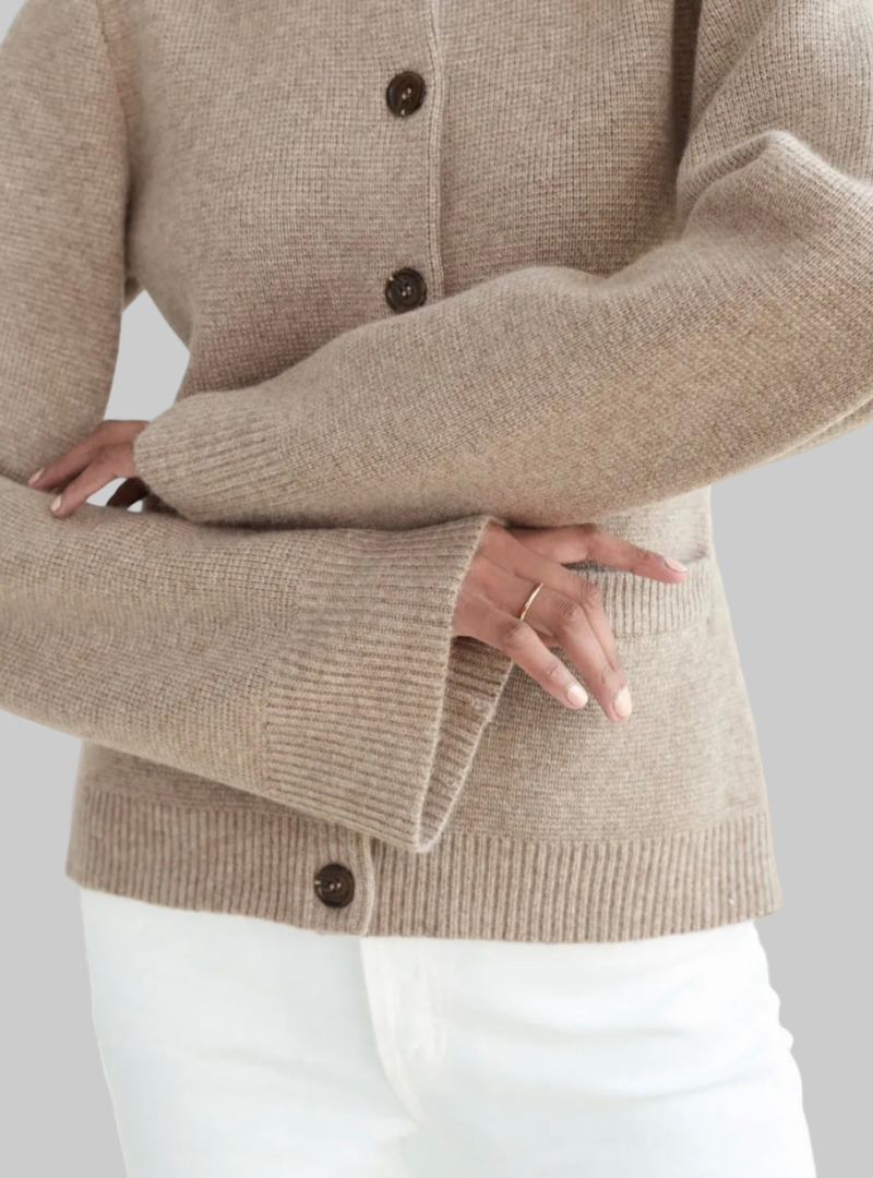 Elna – Mekani kardigan s dugmadima za bezvremensku proljetnu eleganciju
