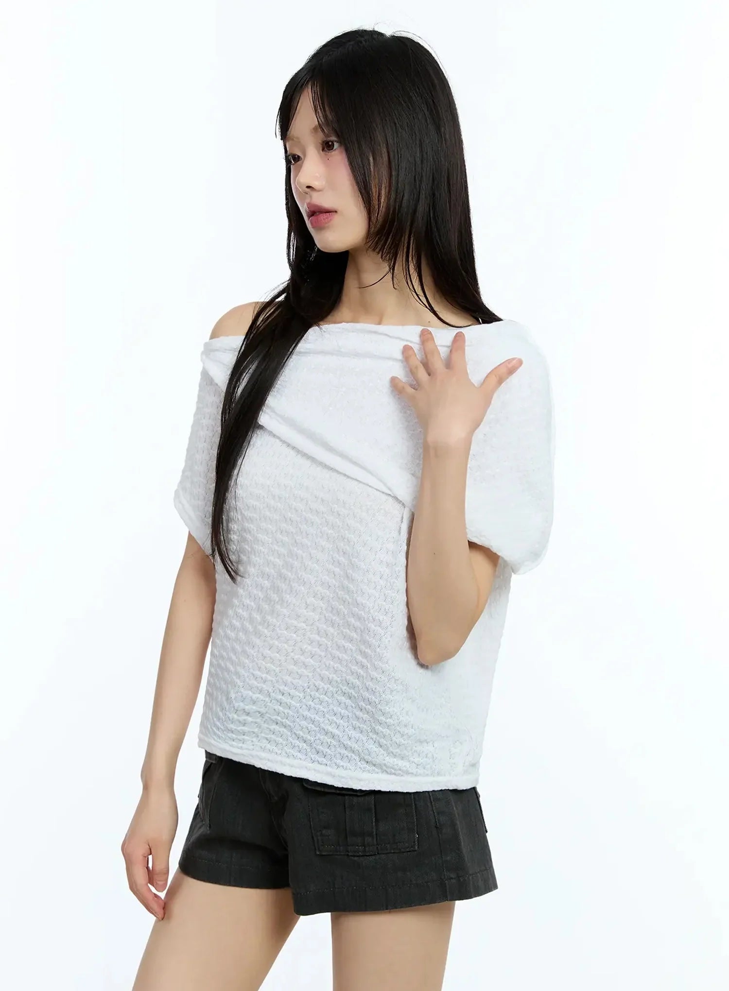Anđelina – Ulični, acubi i grunge stil s off-shoulder majicom kratkih rukava!