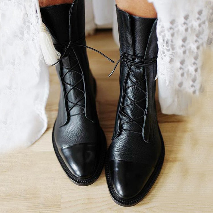 Arijana - Elegancija u Crnom: Sjajne Cipele od Sintetičke Kože