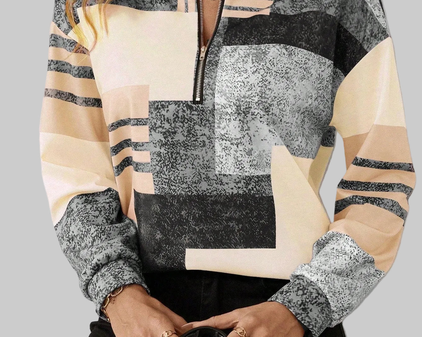 Alenka – moderna grafička majica s elegantnim zaokretom