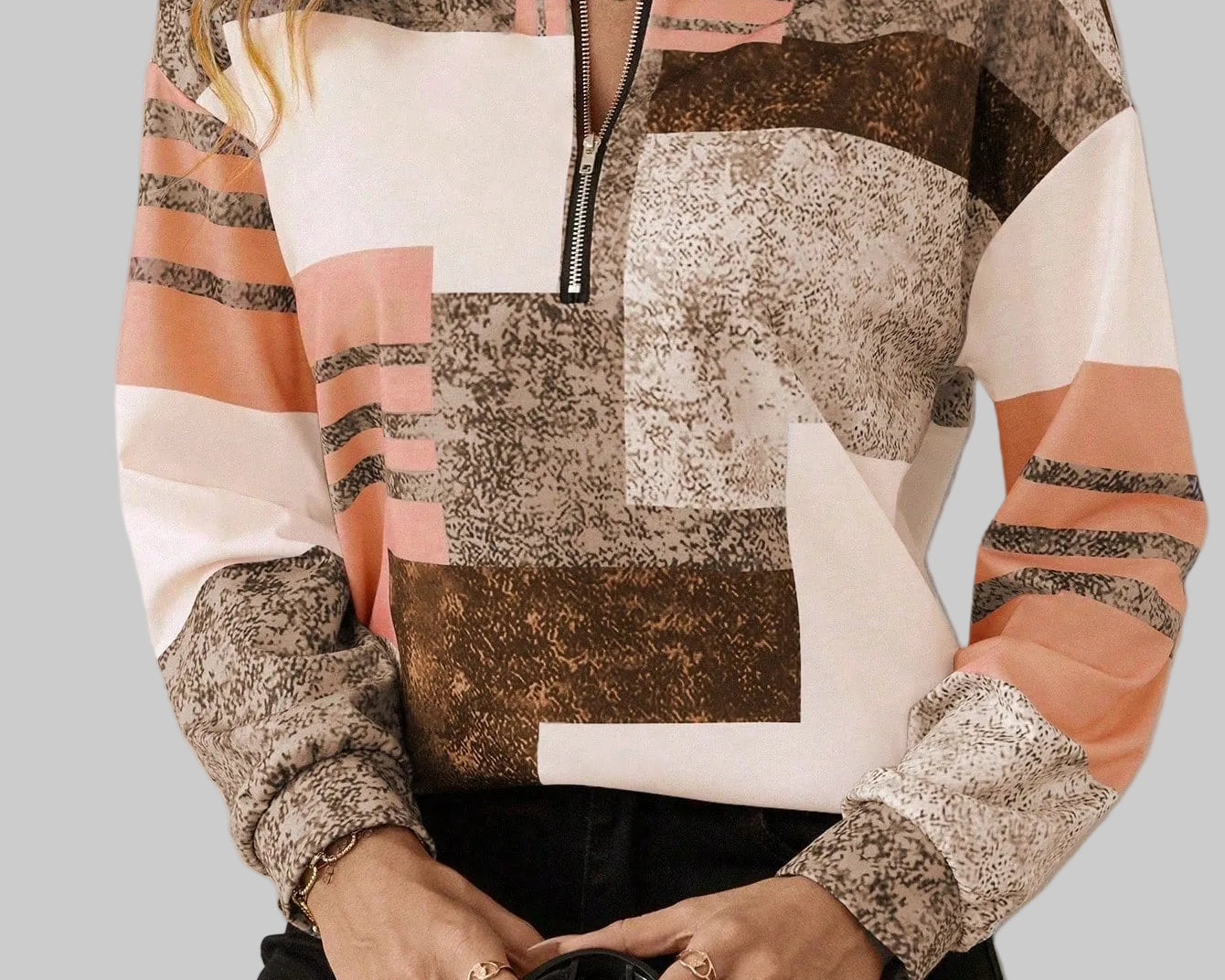 Alenka – moderna grafička majica s elegantnim zaokretom