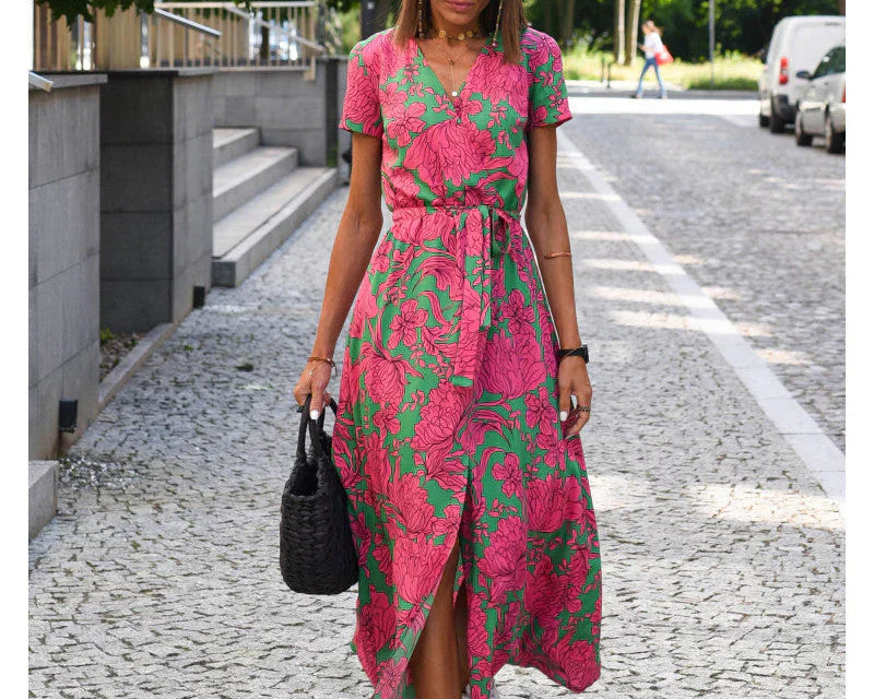 Jela - Elegantna haljina s V-izrezom koja savršeno oblikuje figuru