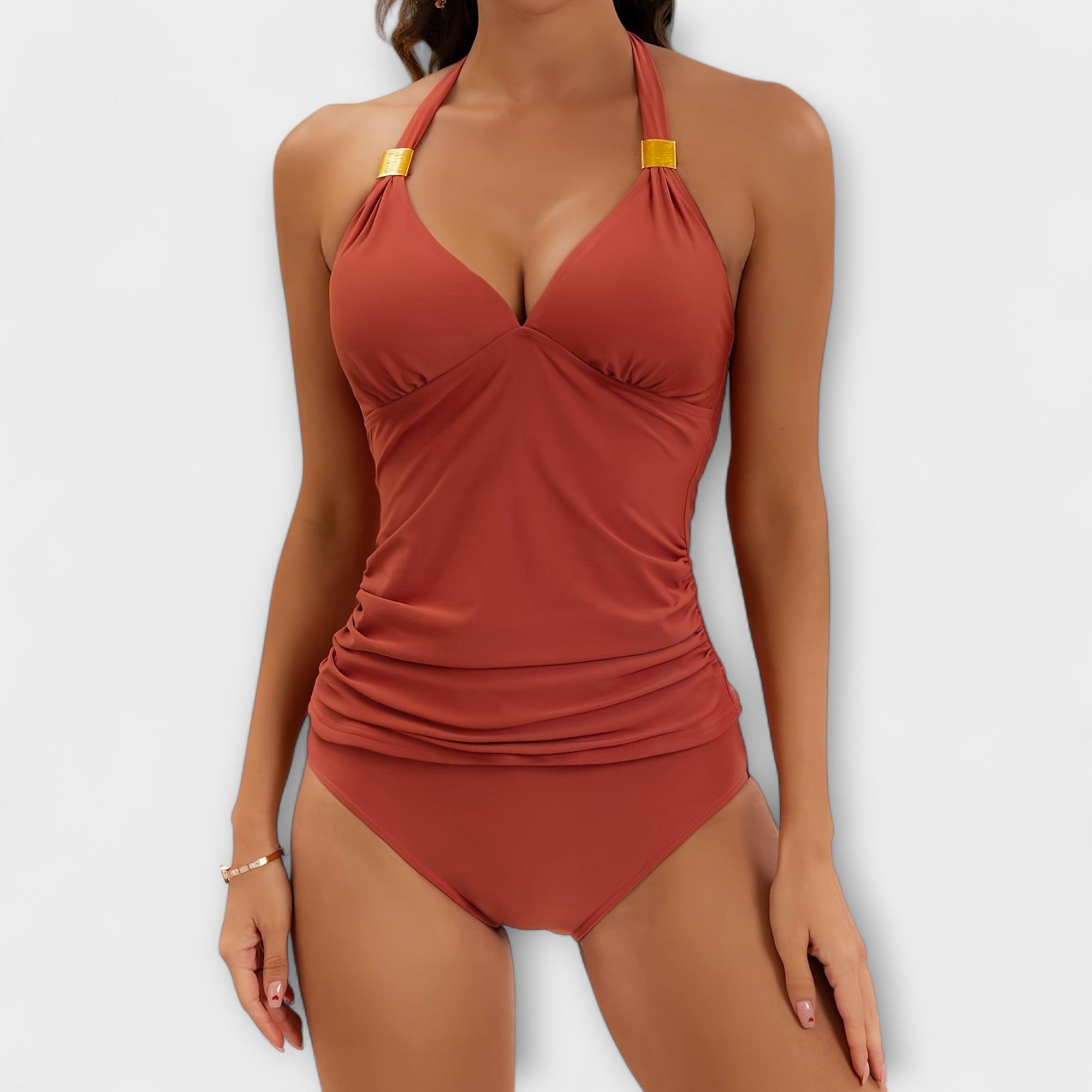 6 – Elegantni crni tankini sa zlatnim detaljima