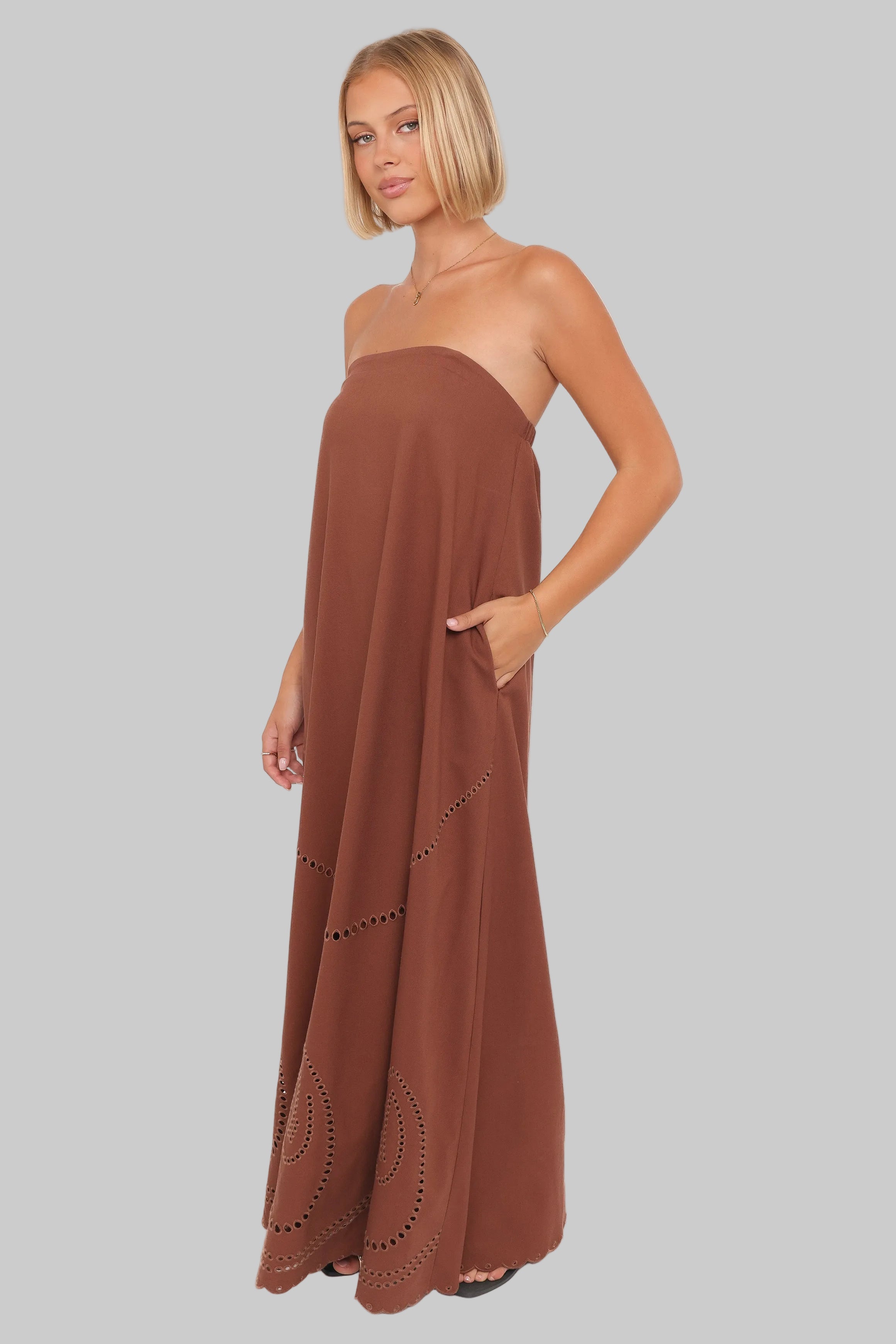 158 - Elegantna smeđa maxi haljina bez naramenica